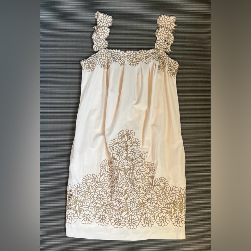 *NWT* BCBGMAXAZRIA dress with flower embroidery (size 4)